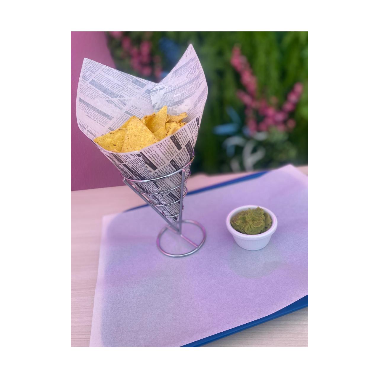 NACHOS CON GUACAMOLE