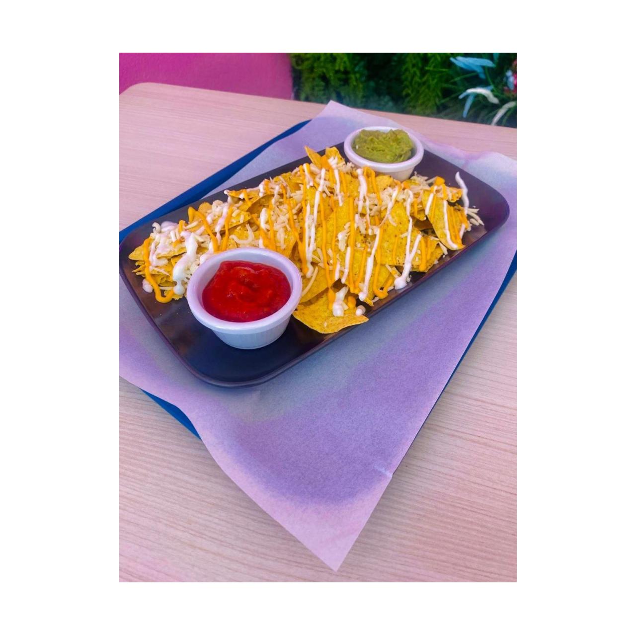 NACHOS CON GUACAMOLE Y SALSA CHEDAR