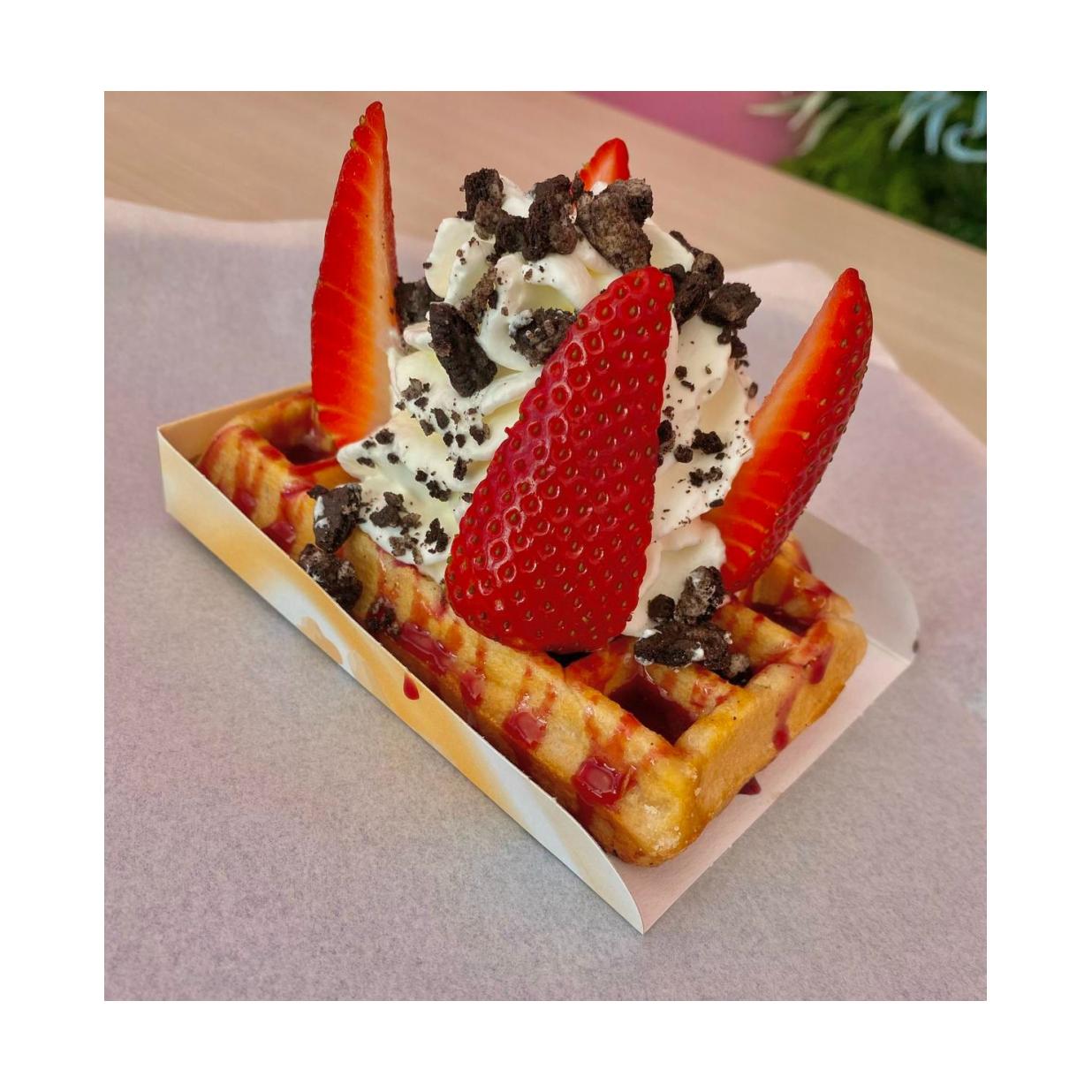GOFRE CON  HELADO Y FRESA